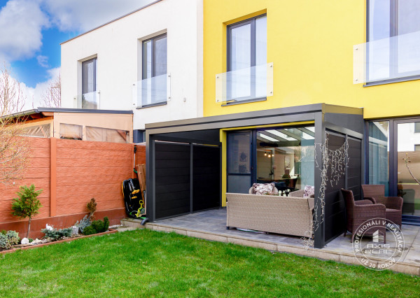  Beautiful terraced family house with a garden and parking